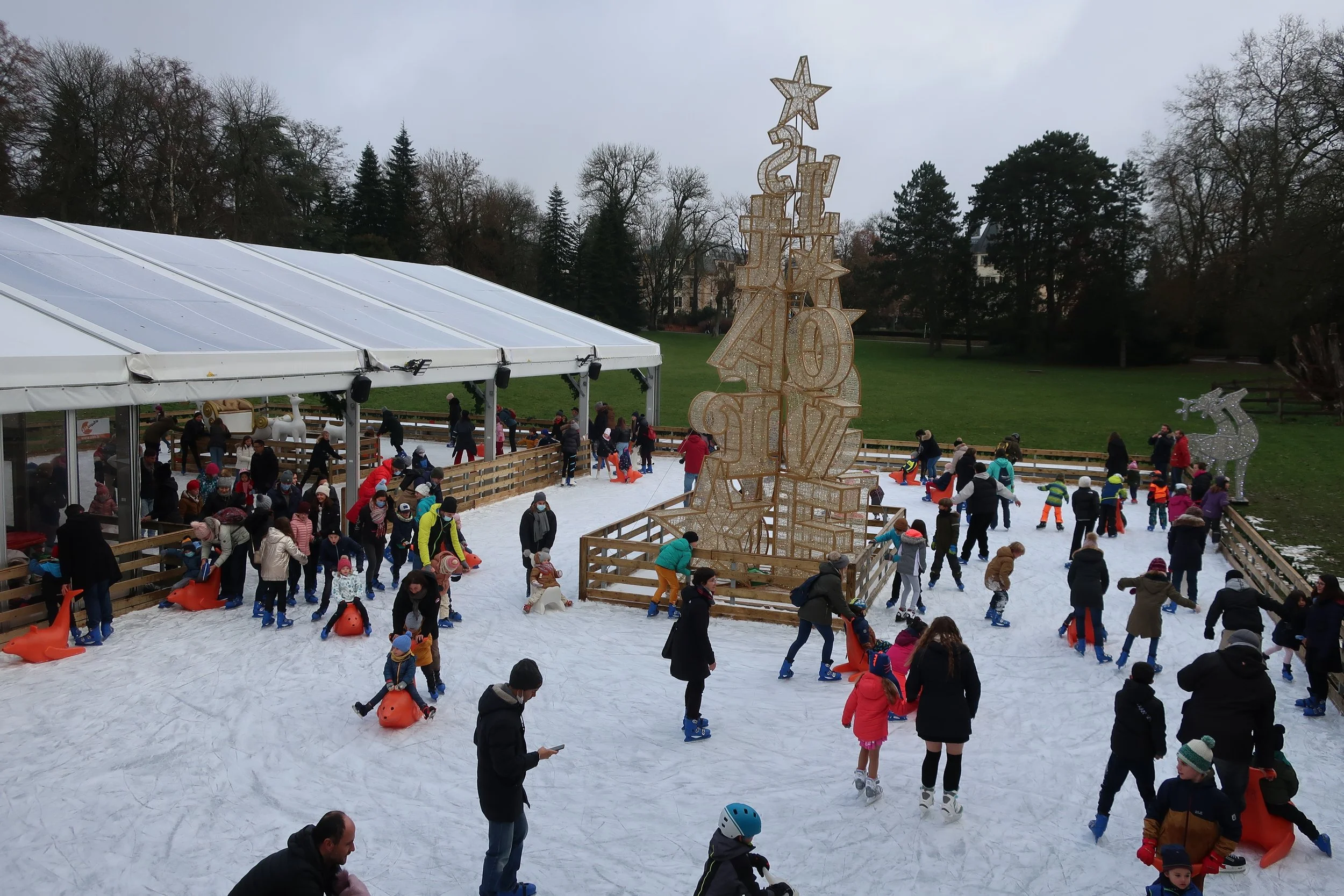  Luxembourg 2021--Kinnekswiss Meadow Ice Rink--Holiday Decorations with food and drink 