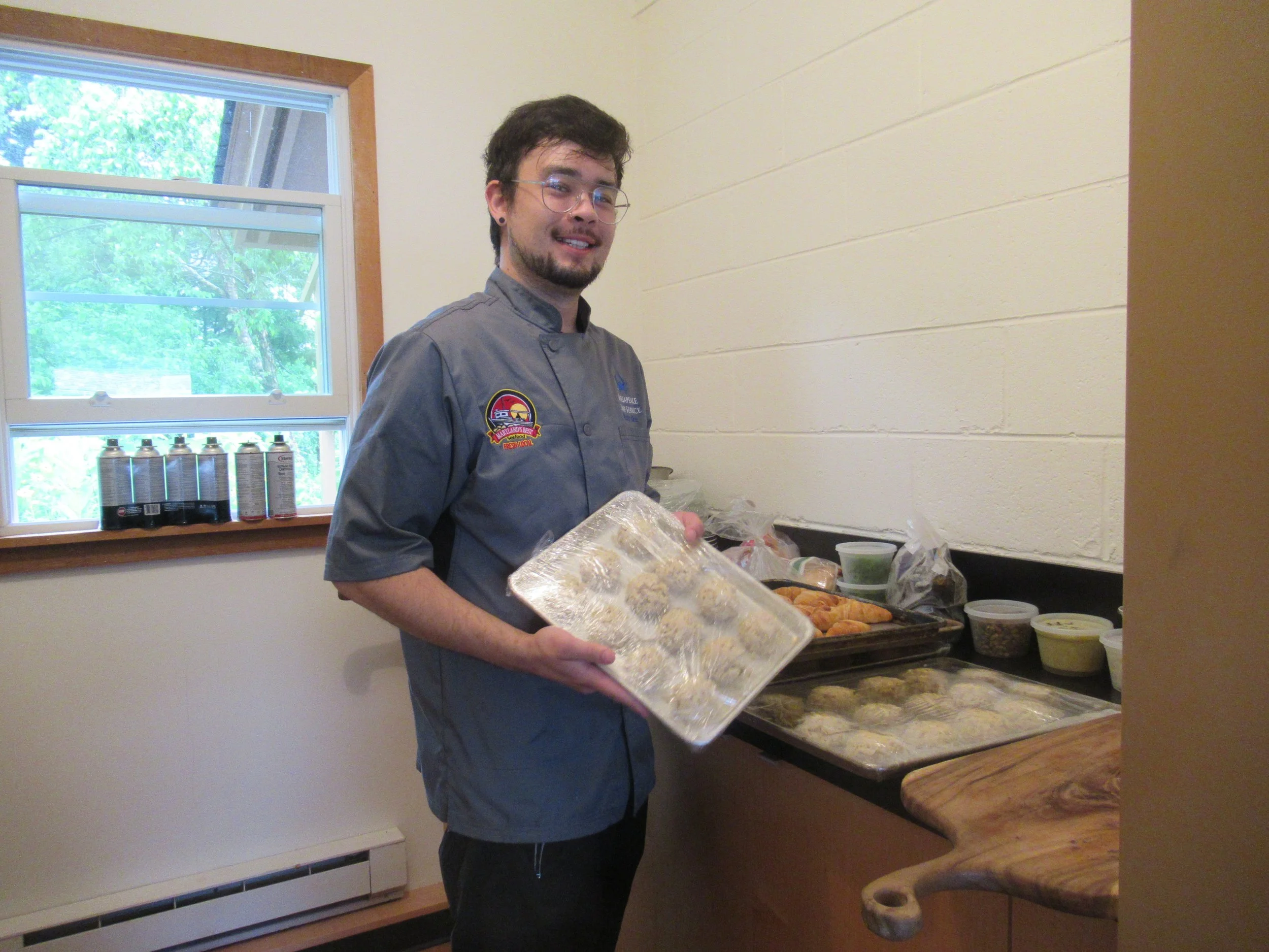  Kent Island--June 2022--50th Wedding Celebration--Chef Ricky beginning brunch preparations 