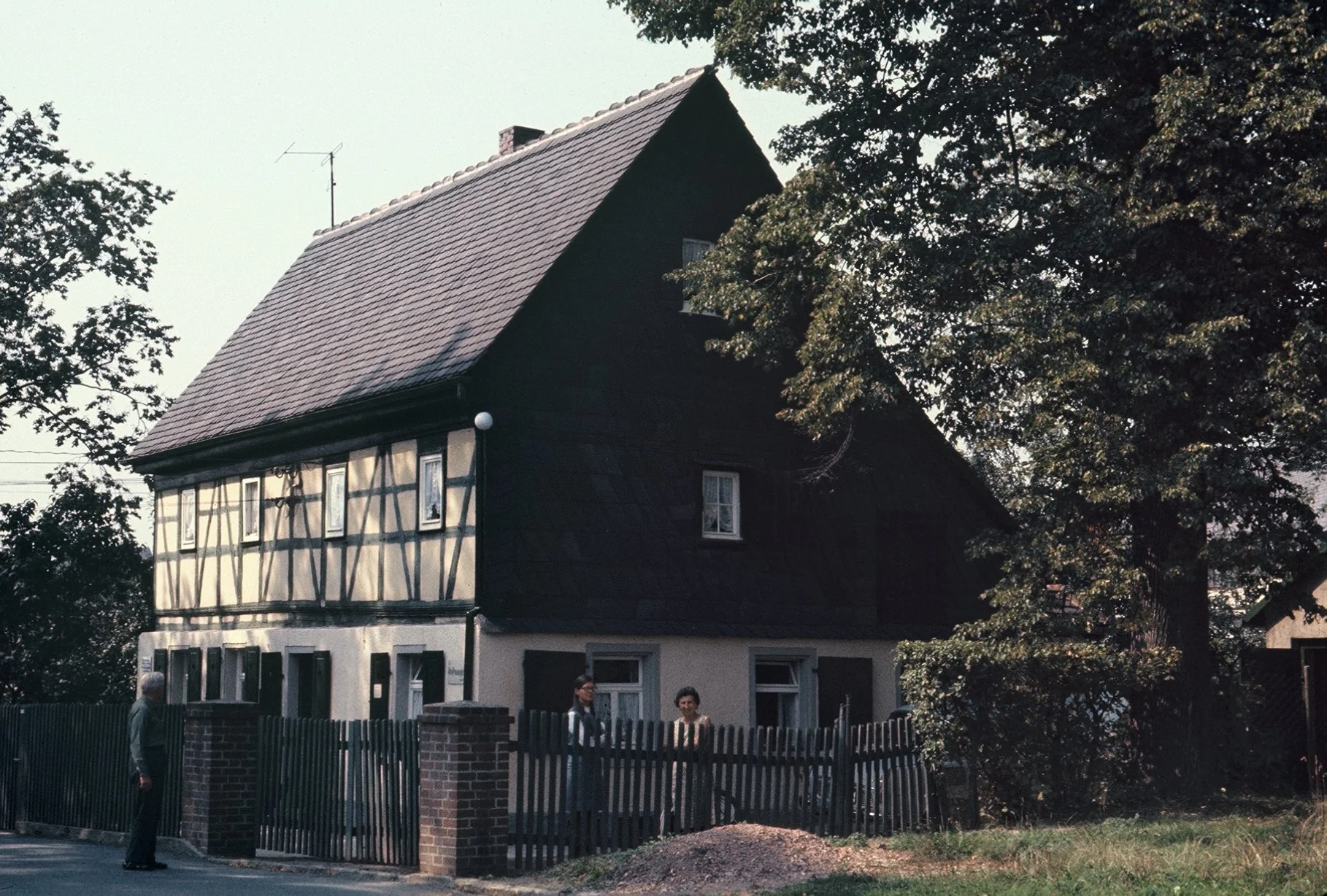 Zwickau--Bringfrieda Saenger's House (Linikweg 12)-- with Kurt, Christin and Christine Kindel 