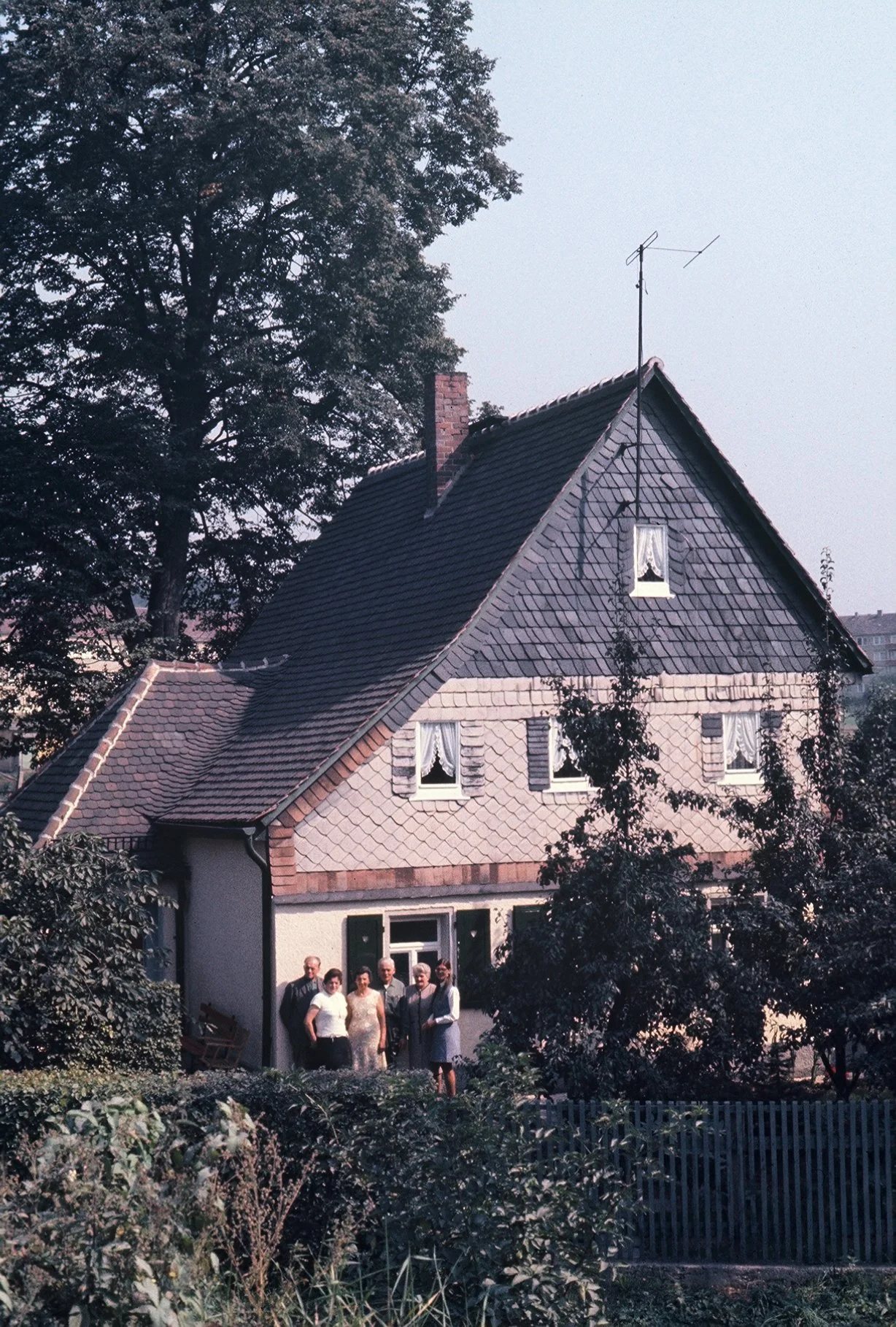  Zwickau--Bringfrieda Saenger's House (Linikweg 12)--With ??, Bringfrieda Saenger, Christine Kindel, Kurt W. Kindel, Elfrieda Koerner and Christin Kindel 