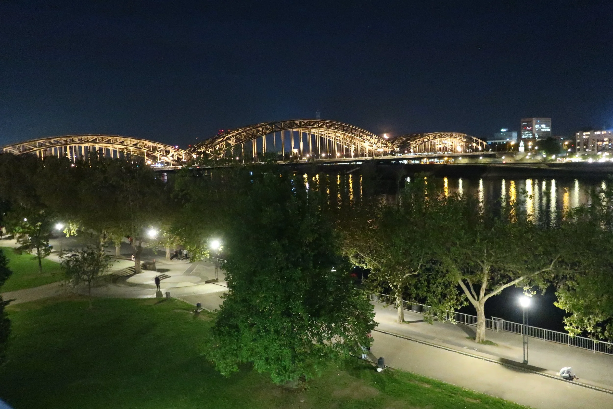  Cologne 2026--Rail bridge over the Rhine at night 