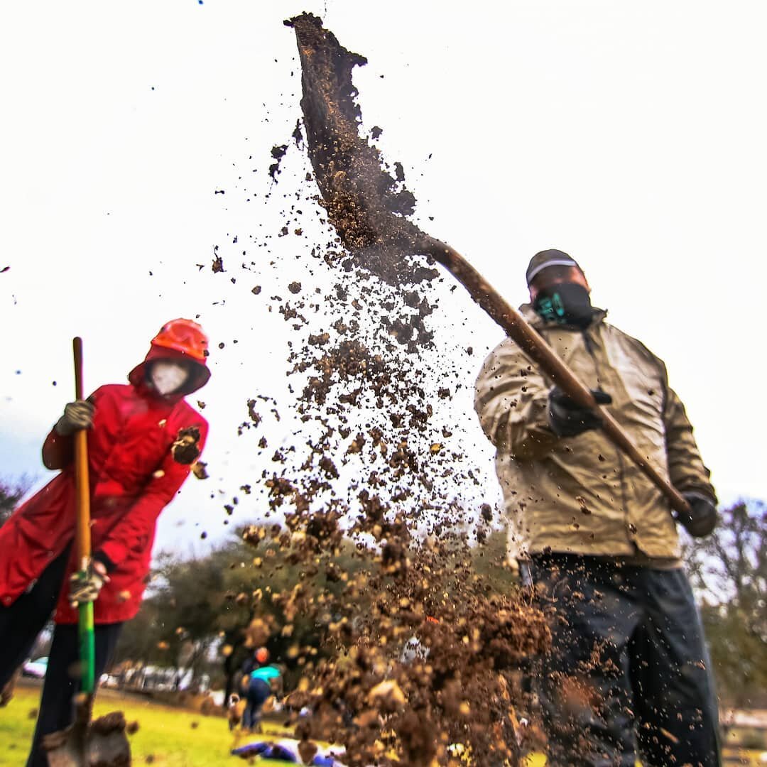 WE BROKE GROUND at Pillow Park this week! Phase one 🌳 tree planting 🌳 has started!

We got a rainy start and couldn't be more grateful for our community partners @treefolks and @texasconservationcorps who toughed it out and got some trees in the gr