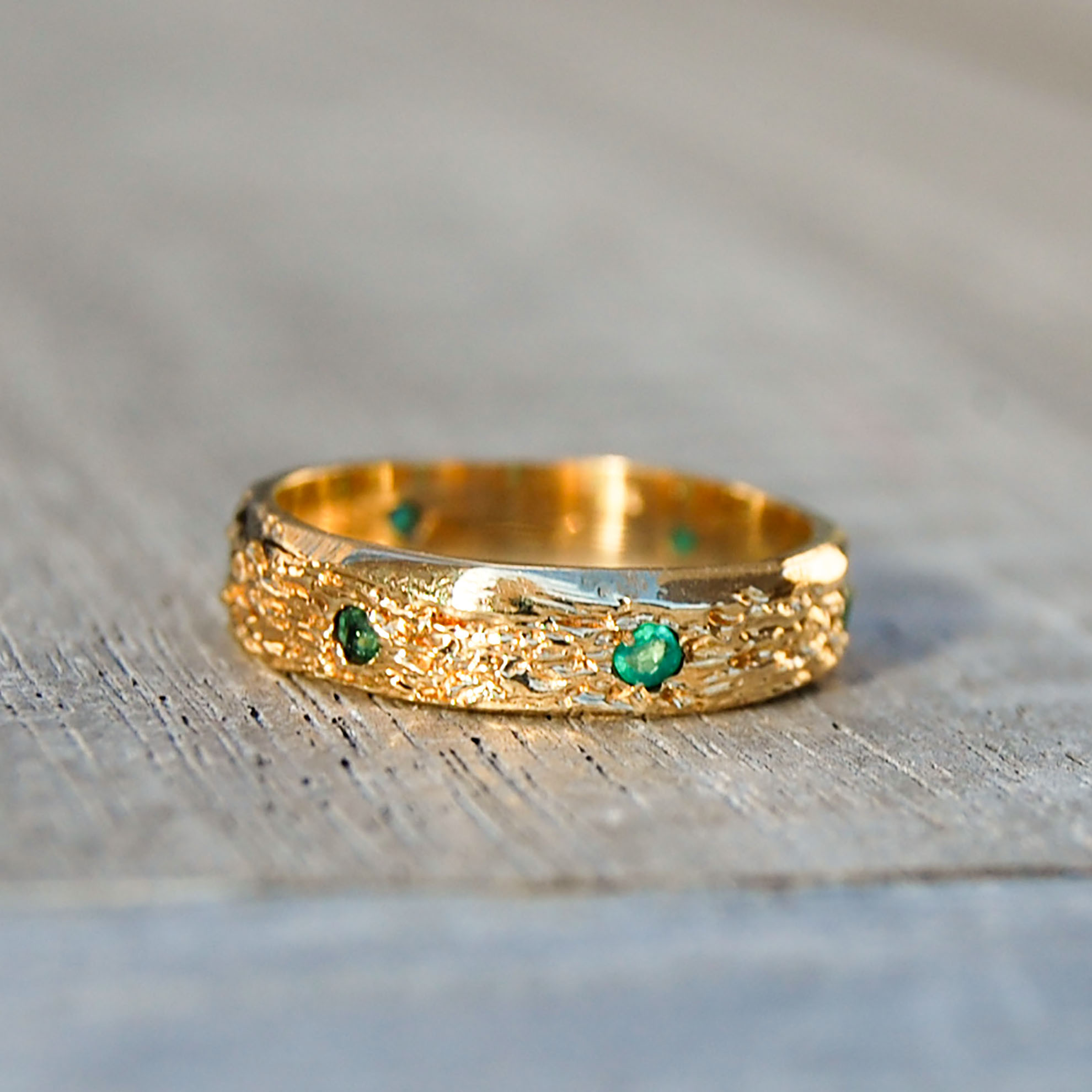 antage nødsituation Apparatet Vintage Gold Ring with Small Green Gemstone Detail — Lifestyle with Lynn