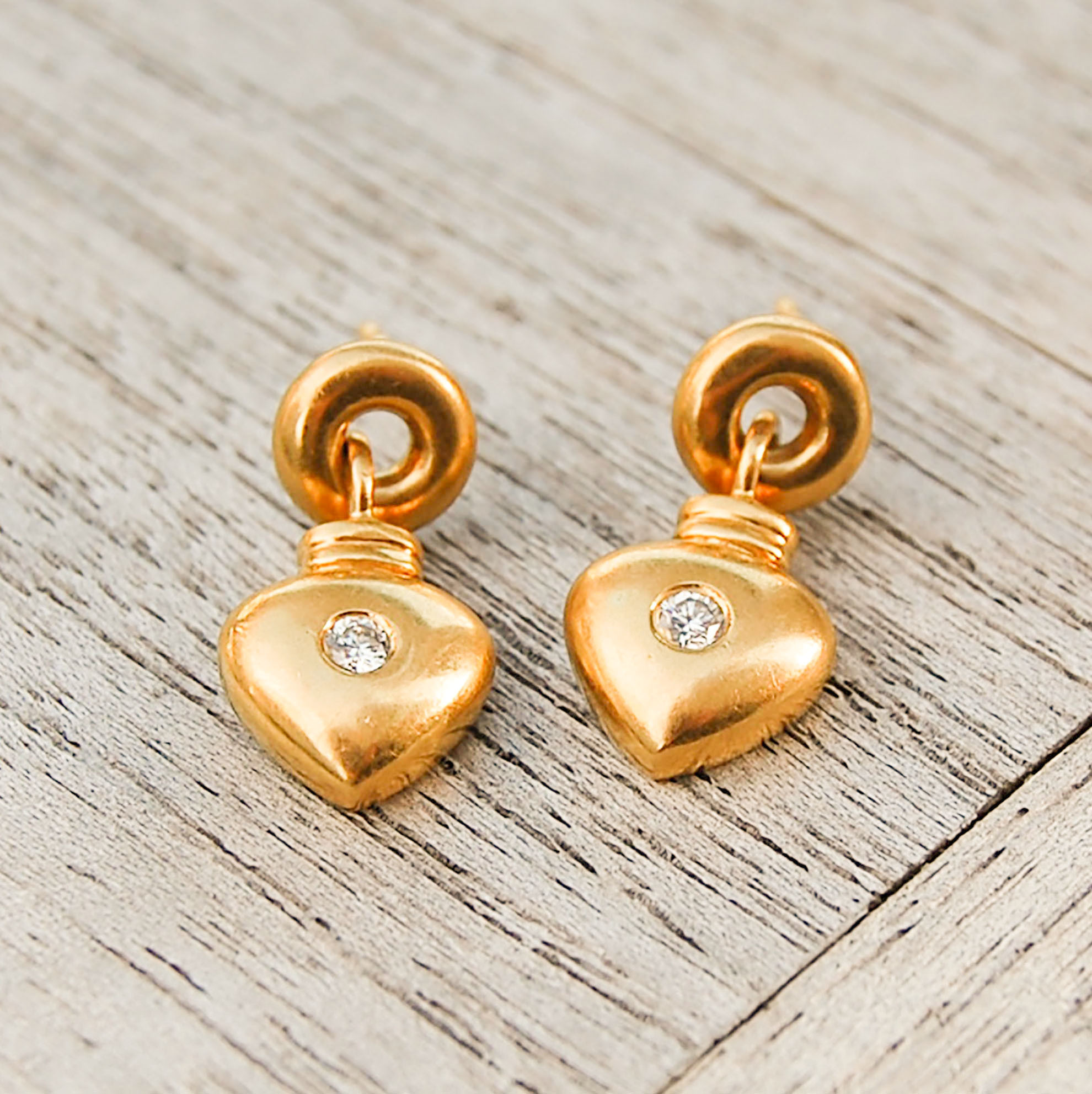 Buy quality 18k Gold Heart Design earrings in Rajkot