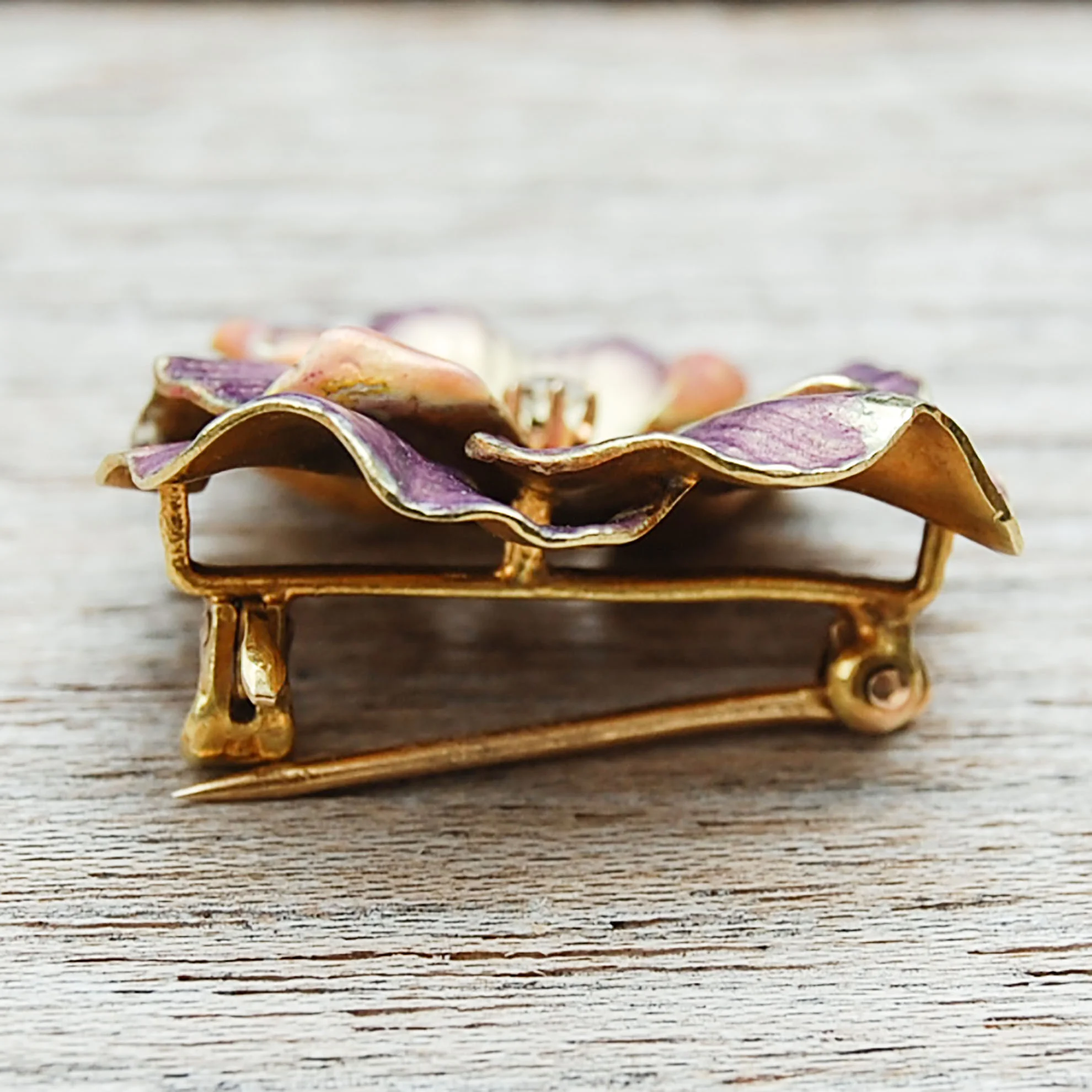 Elegant Gold and Purple Vintage Brooch Elegant gold-plated vintage brooch with crystals – Find  main image 2
