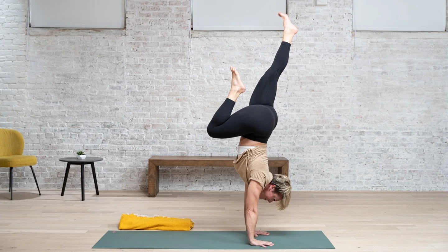 🎄✨ New class release on @yoga_international ✨🎄 

The holidays are full of joy, movement, music, messes, memories&hellip; and a lot happening in our heads.

This week, I&rsquo;m inviting you to take 20 minutes to play. 
✨ The Joy of Yoga Flow ✨ Viny