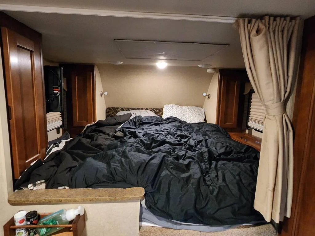 2014-Lance-850-TRUCK-CAMPER-LONG-BED-bed