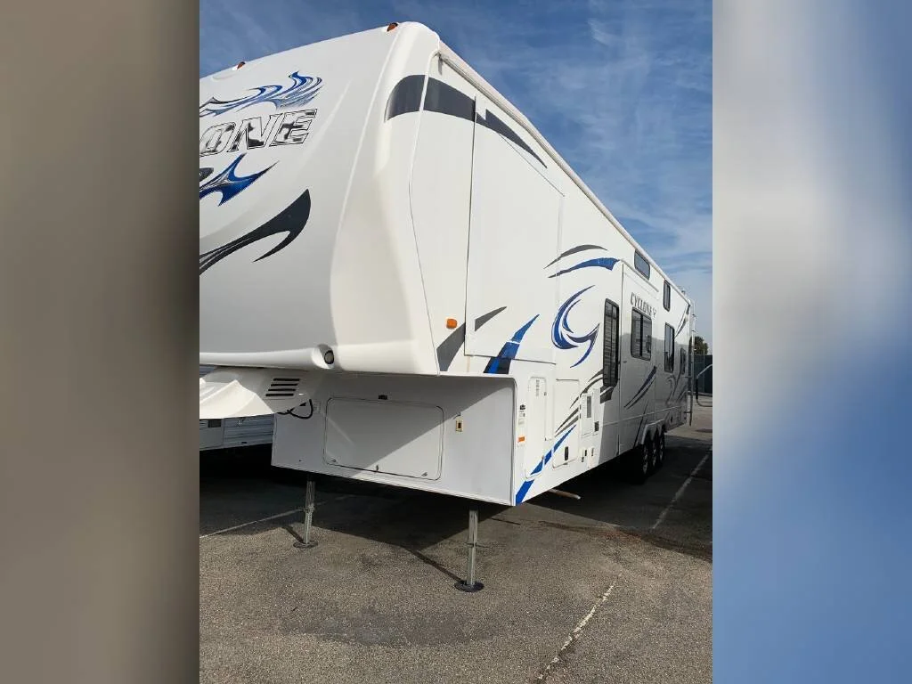 2011 HEARTLAND CYCLONE Side