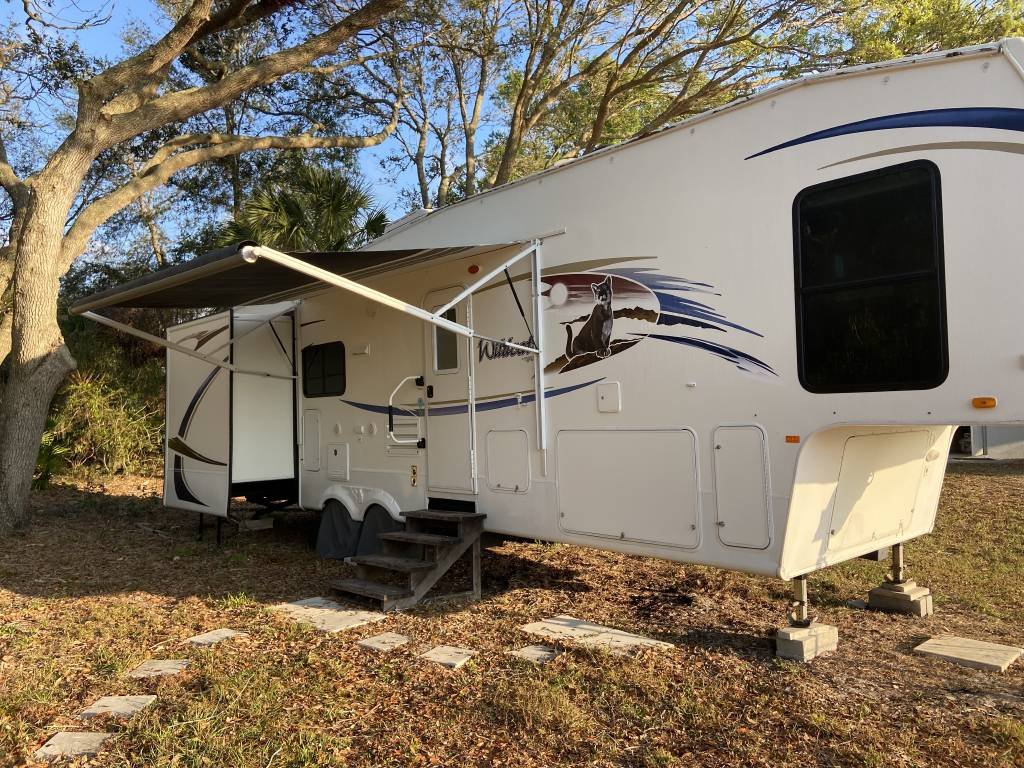 2010 Forest River Fifth Wheel RV WILDCAT 31BH2B Side