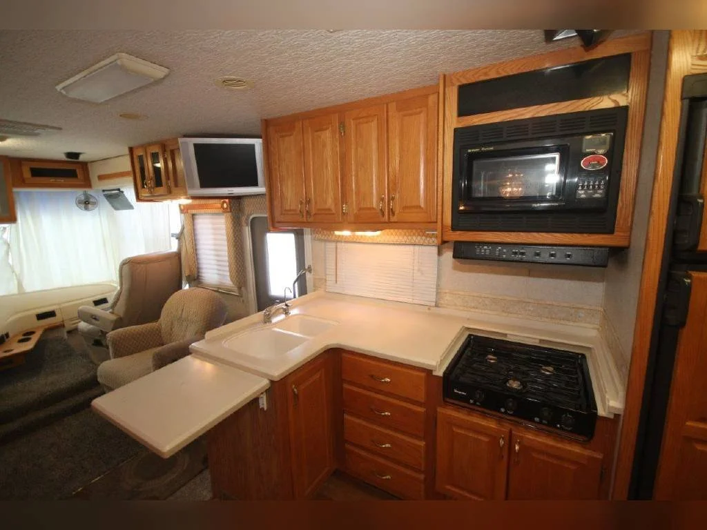 2003 Gulf Stream Class A RV SUN VOYAGER 8378 Kitchen