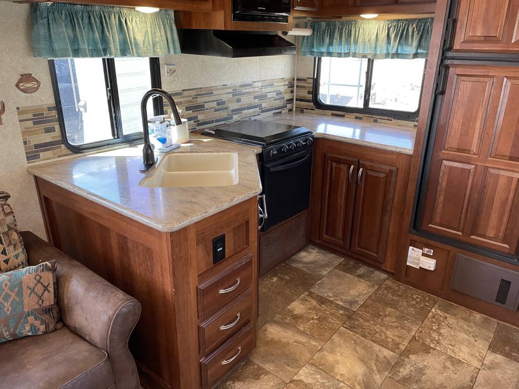 2014 Forest River Fifth Wheel RV WILDCAT EXTRALITE 282RKX Kitchen