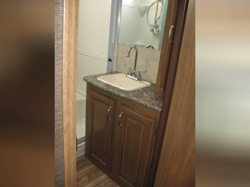 2016 Keystone Fifth Wheel RV LAREDO 297SRE Washroom