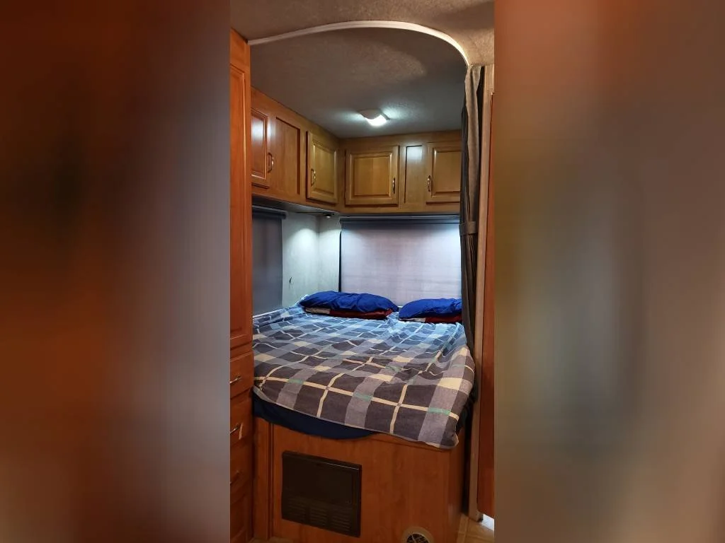 2008 Fleetwood Class C RV JAMBOREE SPORT 25G Bedroom