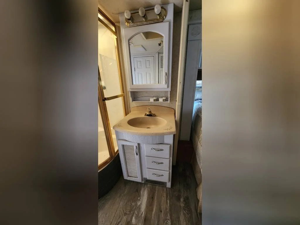 2002 Teton Fifth Wheel RV SUNRISE EXPERIENCE Washroom