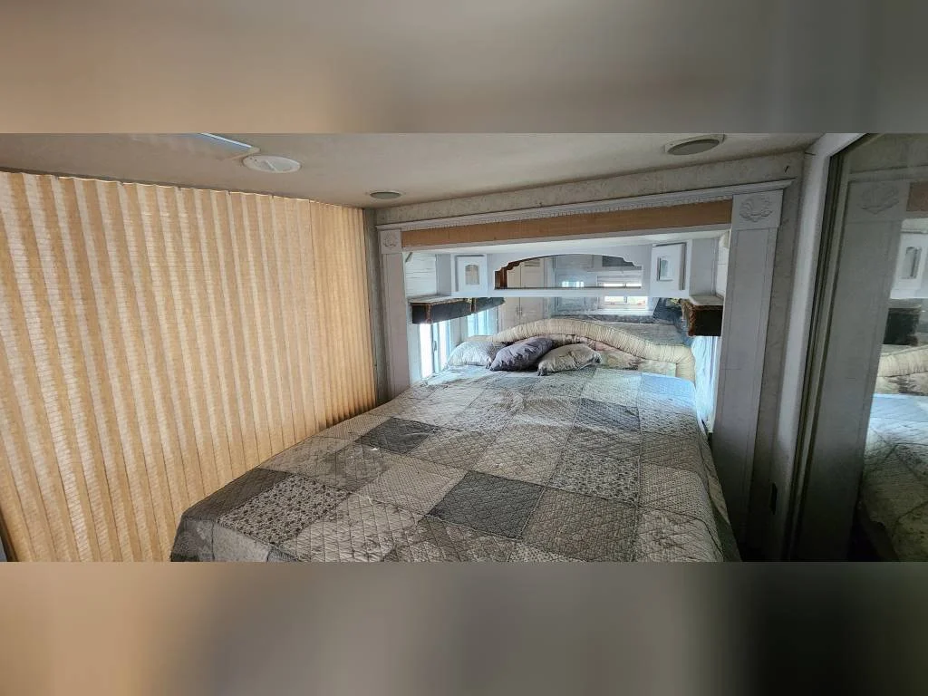 2002 Teton Fifth Wheel RV SUNRISE EXPERIENCE Bedroom