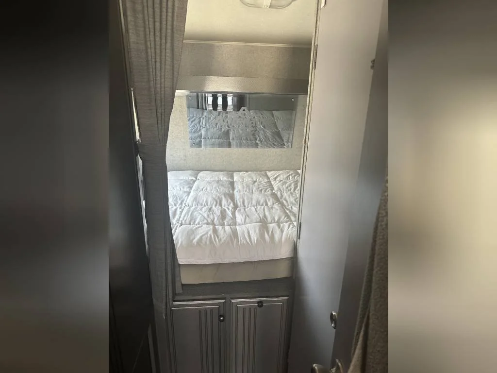2007 Coachmen Travel Trailer Toy Hauler RV ADRENALINE LITE 26FS Bedroom