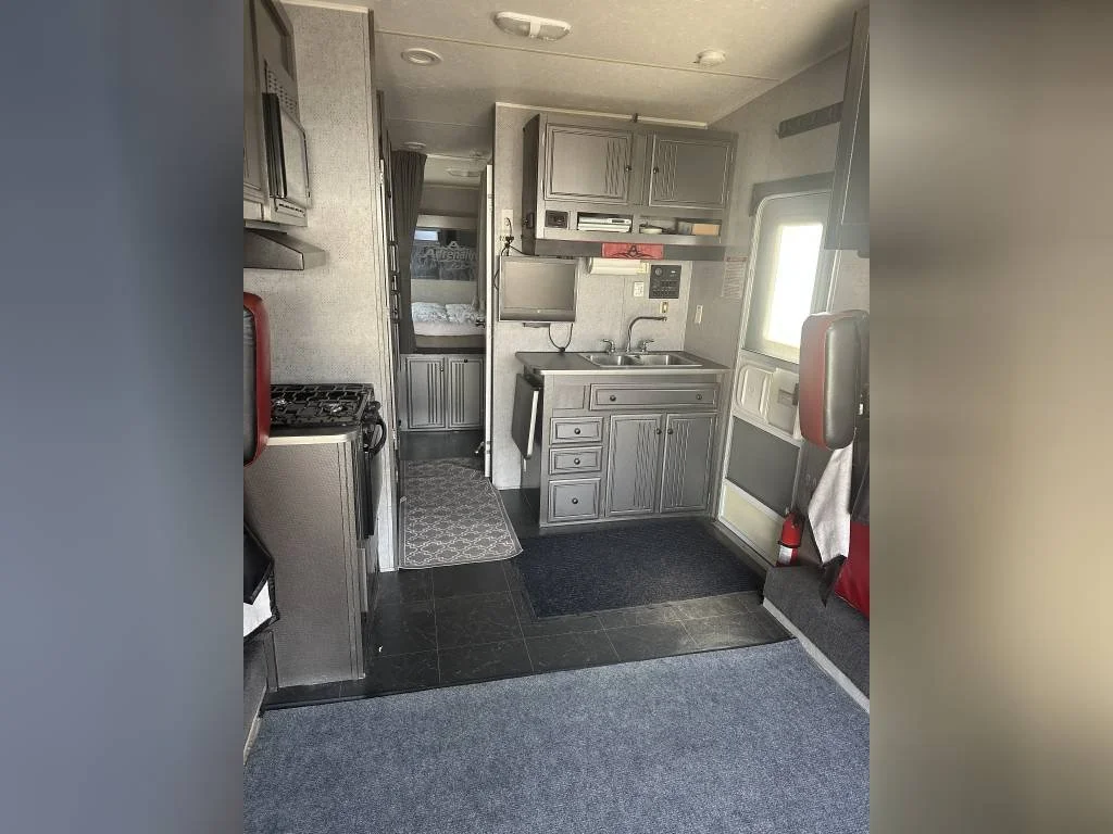 2007 Coachmen Travel Trailer Toy Hauler RV ADRENALINE LITE 26FS Interior