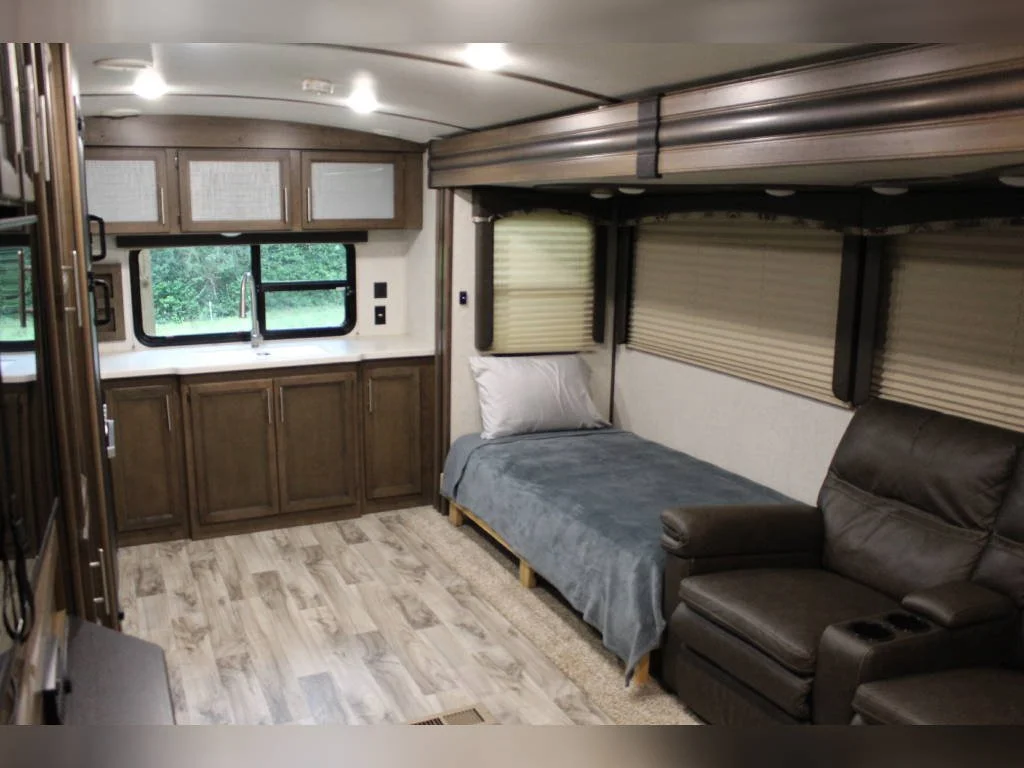 2020 Keystone Travel Trailer RV COUGAR HALF-TON 30RKD Interior