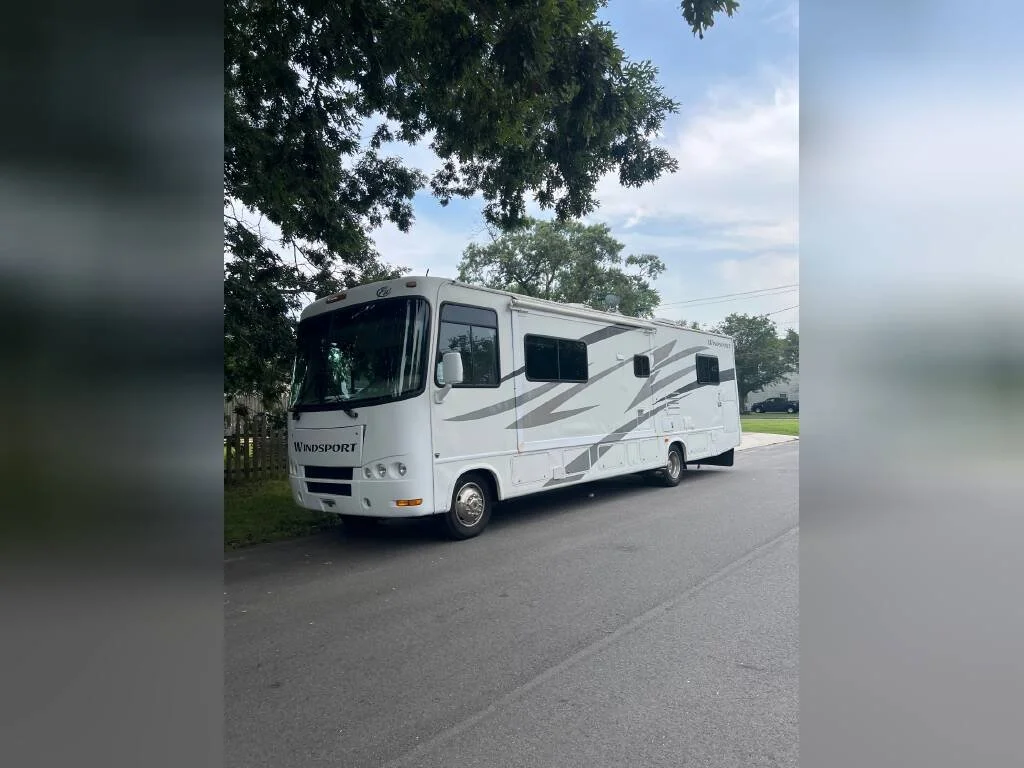 2008 Four Winds Class A RVWINDSPORT 33T Font Side View.jpg