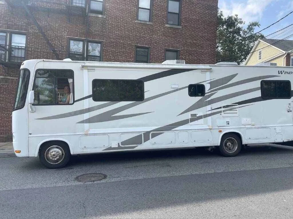 2008 Four Winds Class A RVWINDSPORT 33T Side View.jpg