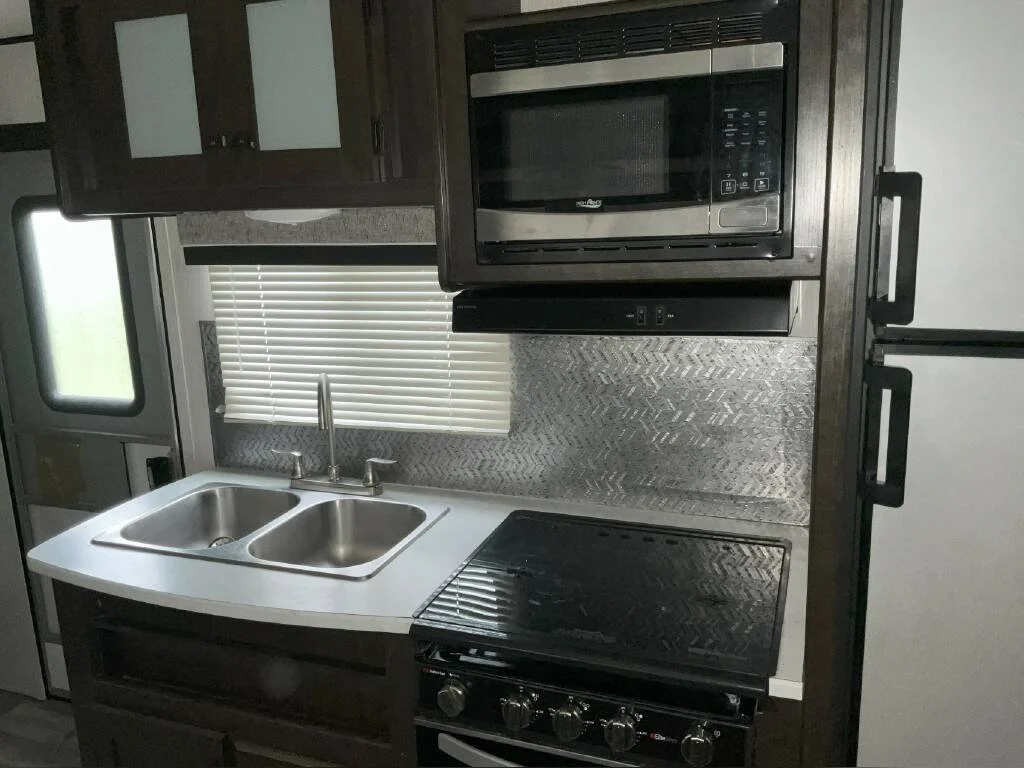 2021 Heartland Travel Trailer Toy Hauler RV PROWLER 281 TH Kitchen