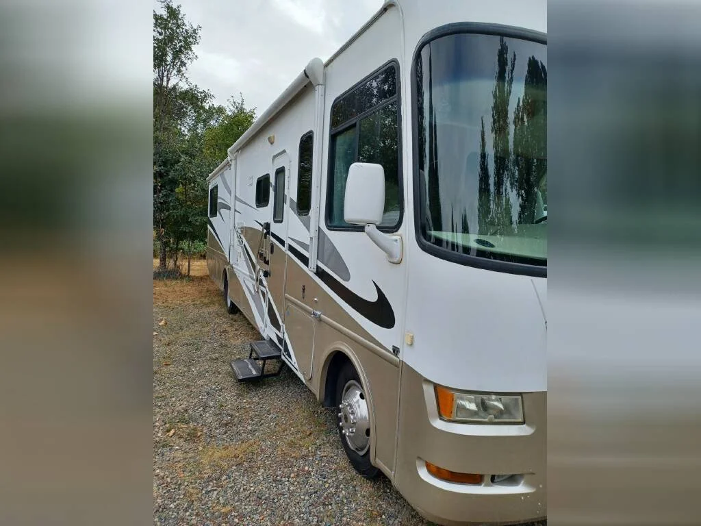 2007 Four Winds Class A RV HURRICANE Side View