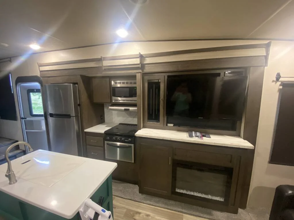 2018 Forest River Fifth Wheel RV Wildwood Heritage Glen Hyper-Lyte Kitchen