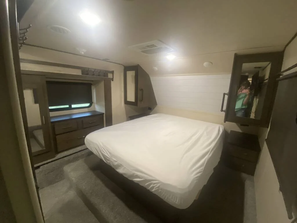 2018 Forest River Fifth Wheel RV Wildwood Heritage Glen Hyper-Lyte bed room