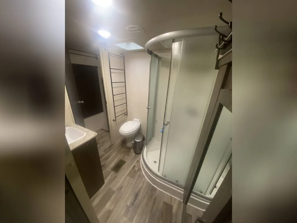 2018 Forest River Fifth Wheel RV Wildwood Heritage Glen Hyper-Lyte bath room