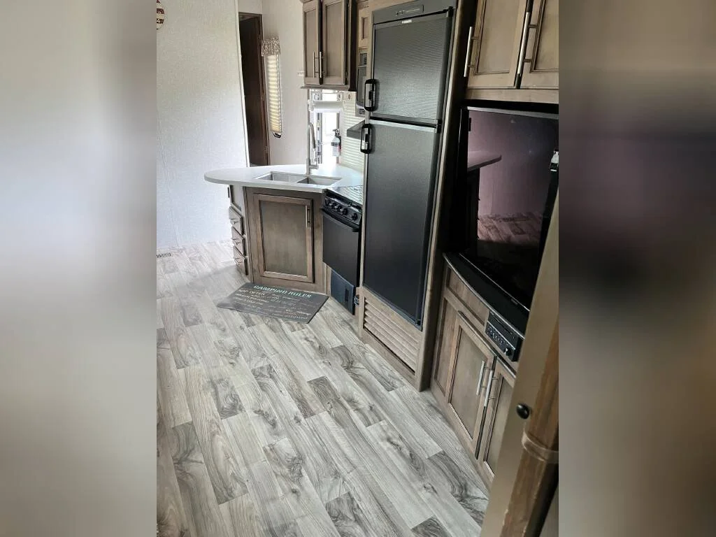 2018 Keystone Fifth Wheel RV COUGAR HALF-TON 29RDB kitchen