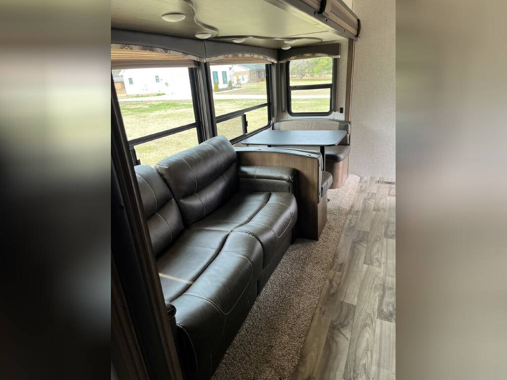 2018 Keystone Fifth Wheel RV COUGAR HALF-TON 29RDB indoor view