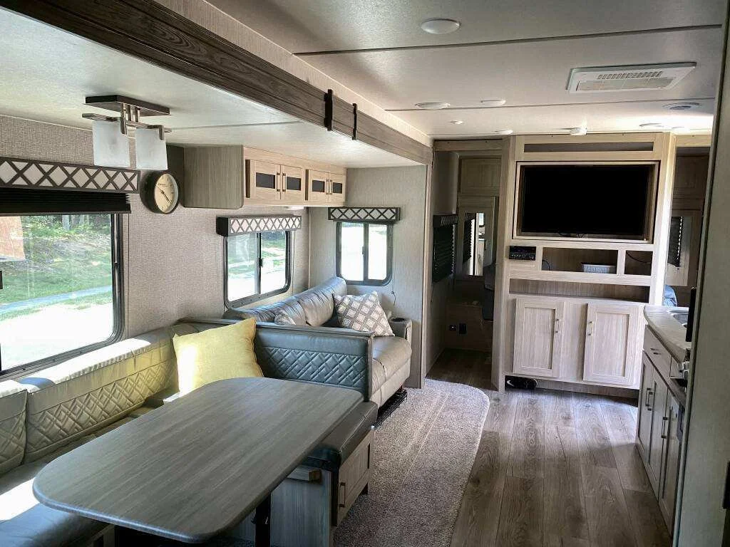 2020-Coachmen-FREEDOM-EXPRESS-ULTRA-LITE-292-BHDS-Living-Area