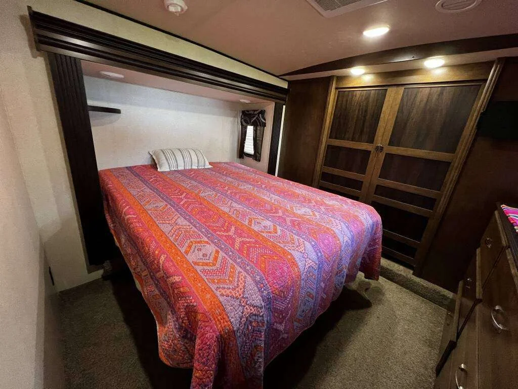 2018-Forest-River-WILDWOOD-HERITAGE-GLEN-LITE-356QB-Bed