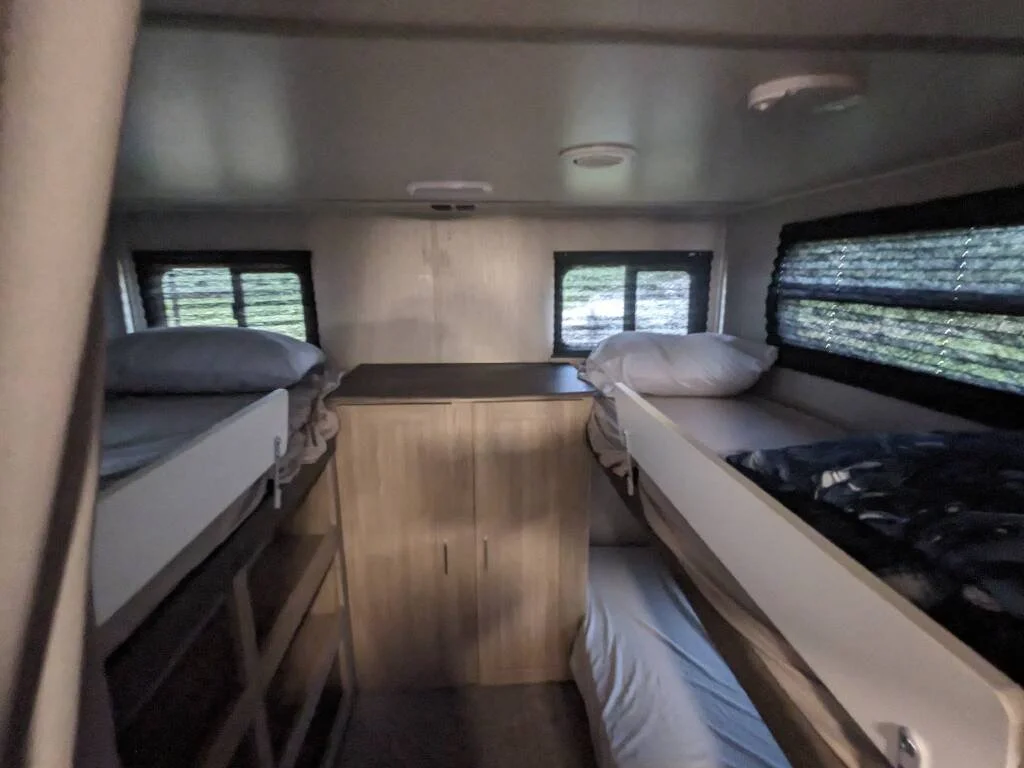 2020-Coachmen-FREEDOM-EXPRESS-ULTRA-LITE-292-BHDS-bed