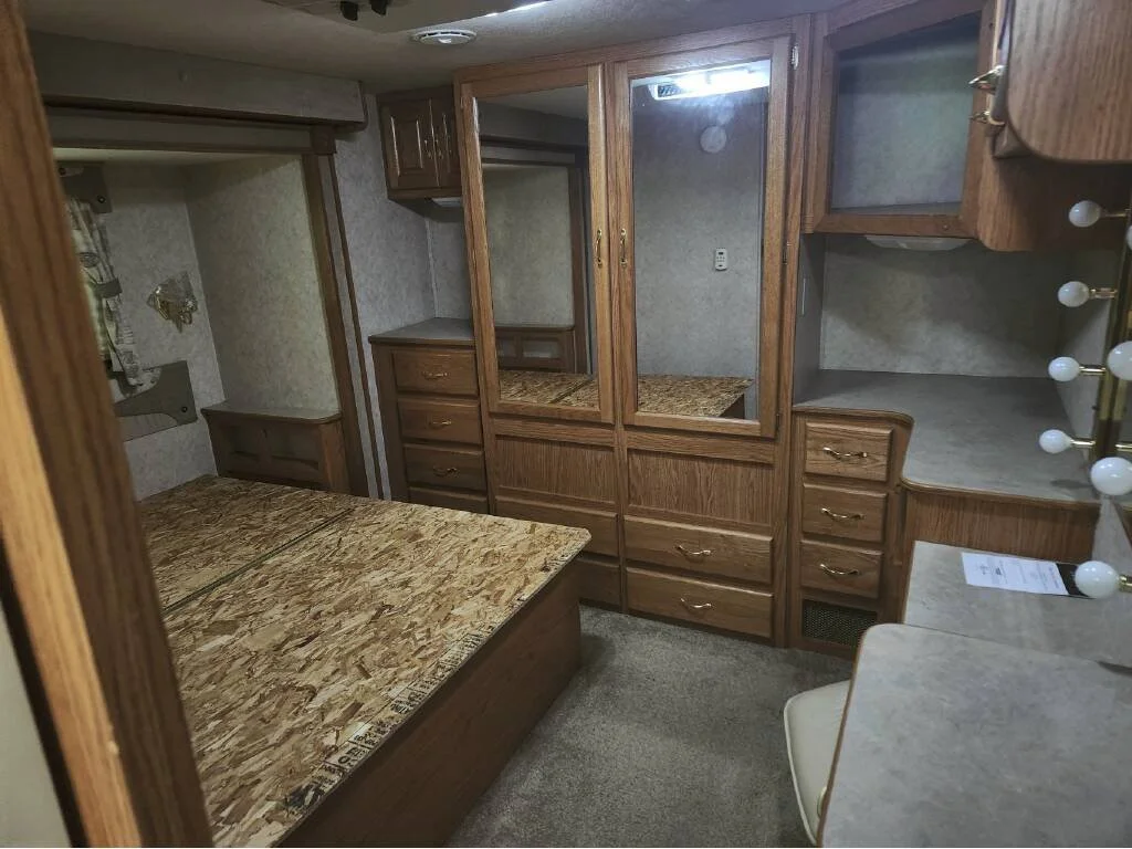 2005-Damon-CHALLENGER-348-bedroom