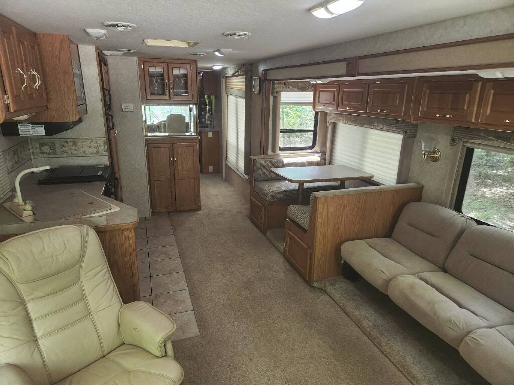 2005-Damon-CHALLENGER-348-living-area