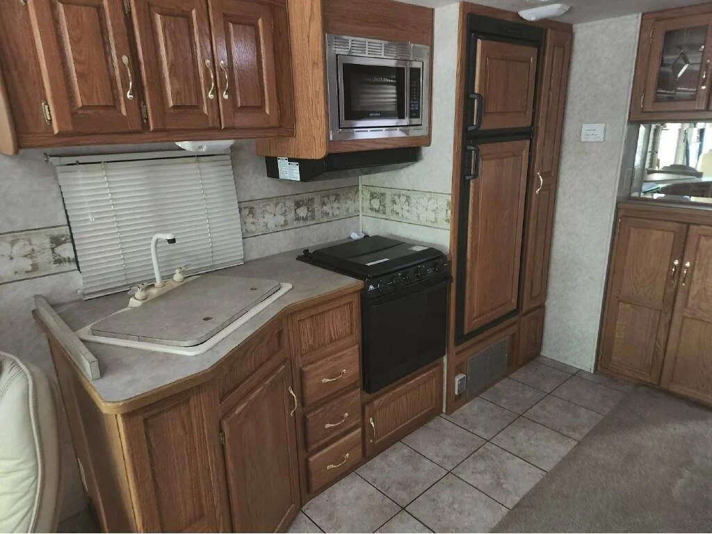 2005-Damon-CHALLENGER-348-kitchen