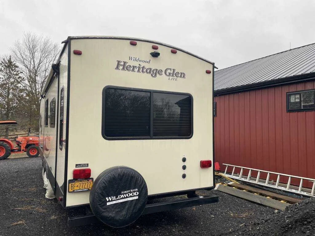 2018-Forest-River-WILDWOOD-HERTIAGE-GLEN-272RL-back-view