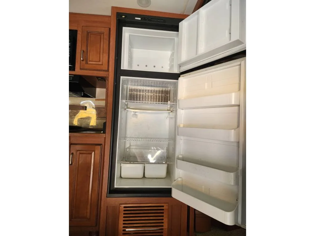 2010-Damon-CHALLENGER-371-fridge