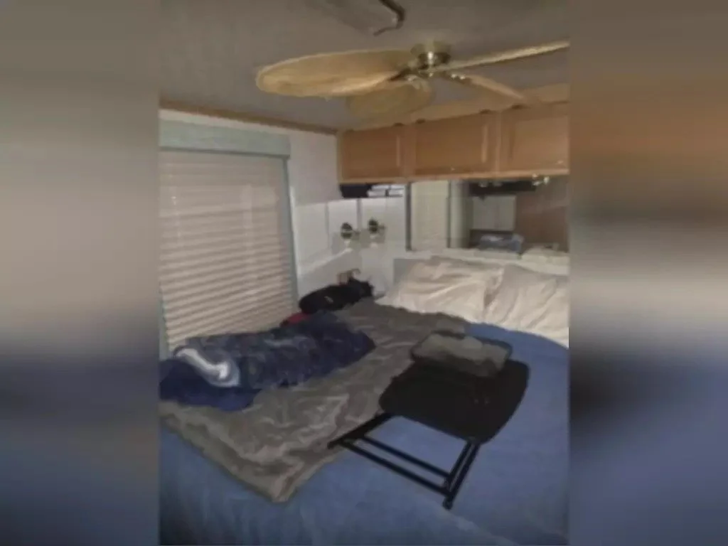 2002-Winnebago-Class-A-RV-JOURNEY-32T-bed