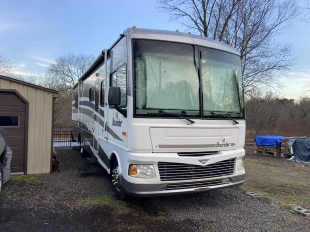 2006-Fleetwood-BOUNDER-35E-font-view