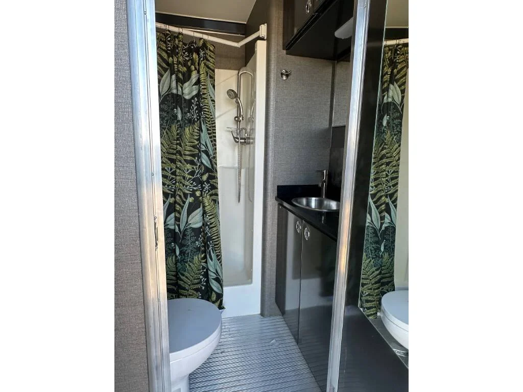 2020-ATC-TOY-HAULER-8.5X32-bathroom
