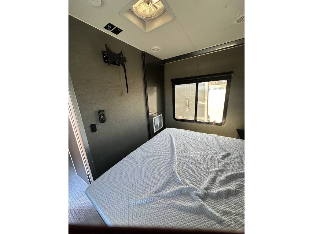 2020-ATC-TOY-HAULER-8.5X32-bed