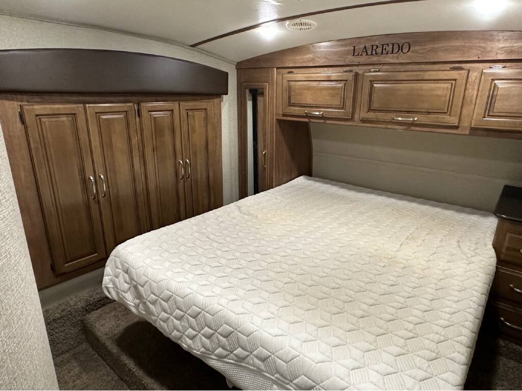 2018-Keystone-LAREDO-SUPER-LITE-285SBH-bed
