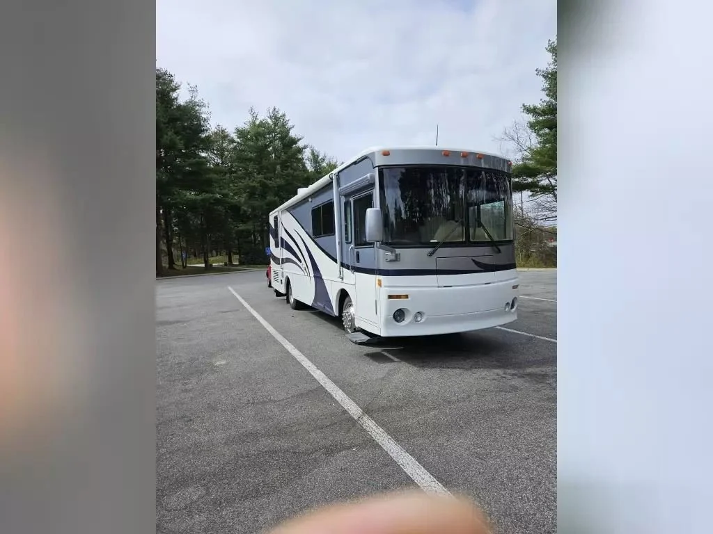 2002-Winnebago-Class-A-RV-JOURNEY-32T-font-side-view