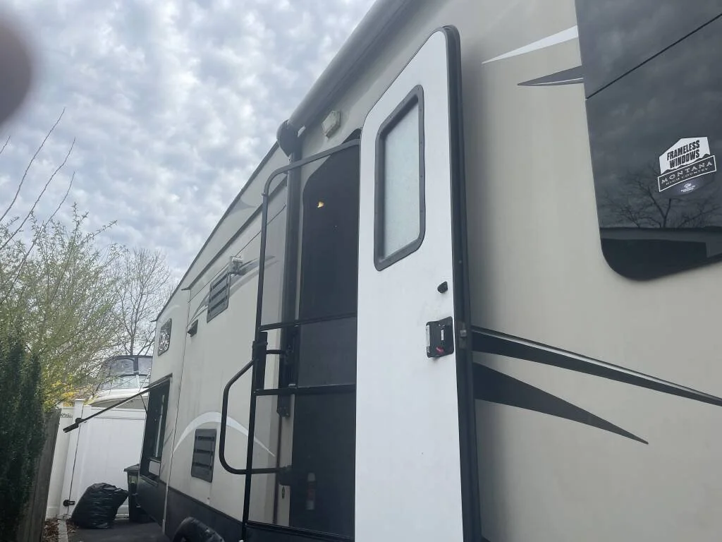 2016-Keystone-MONTANA-HIGH-COUNTRY-340BH-side-view