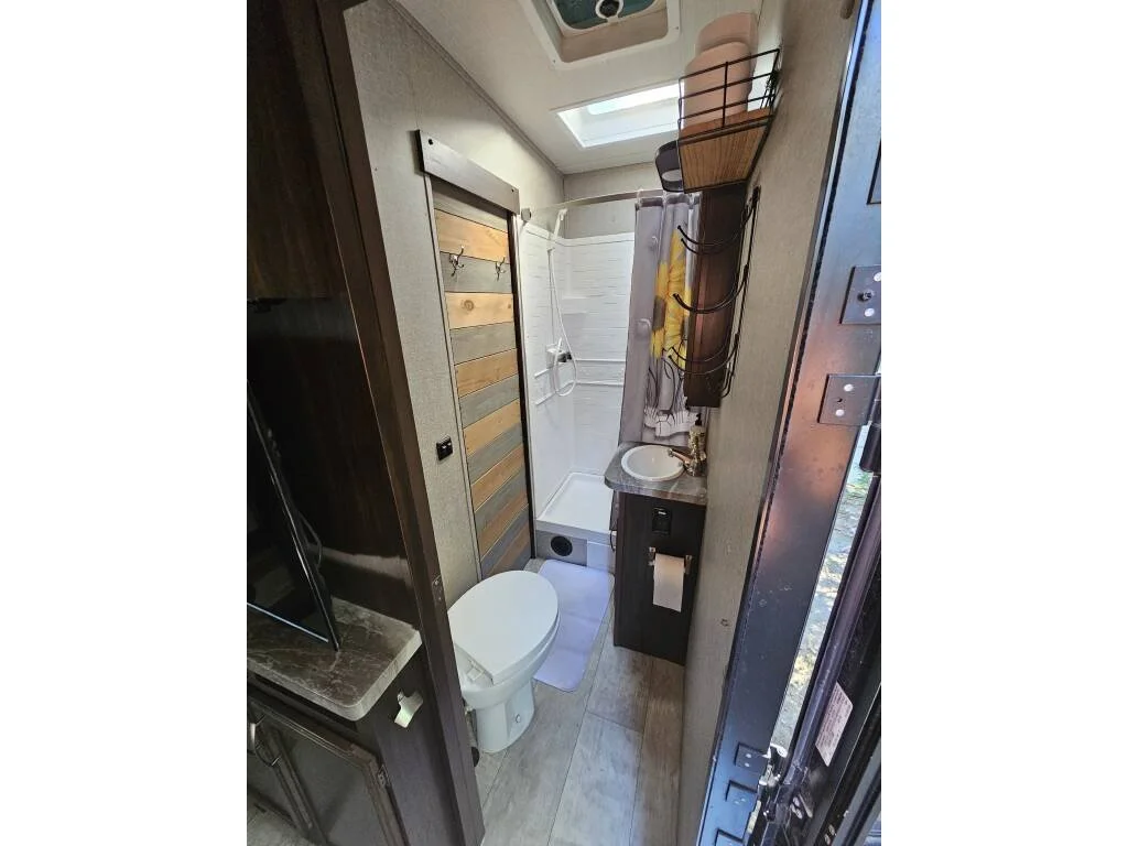 2019-Grand-Design-MOMENTUM-G-CLASS-21G-toilet