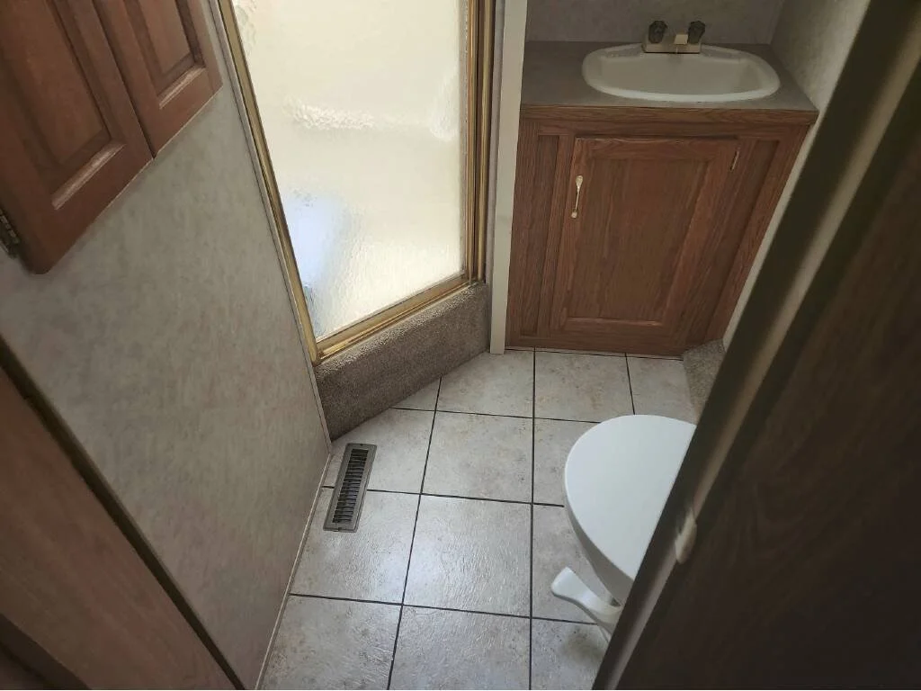 2005-Damon-CHALLENGER-348-toilet