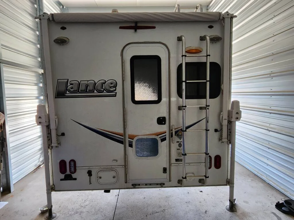 2014-Lance-850-TRUCK-CAMPER-LONG-BED-back-view