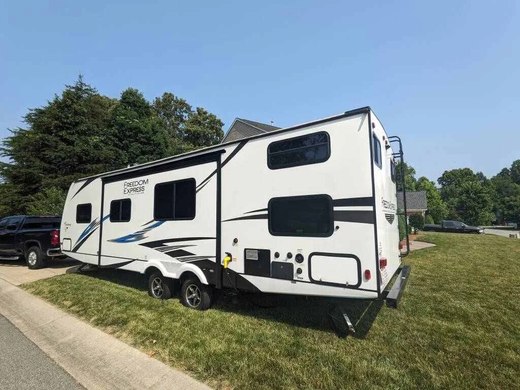 2020-Coachmen-FREEDOM-EXPRESS-ULTRA-LITE-292-BHDS-Back-Side